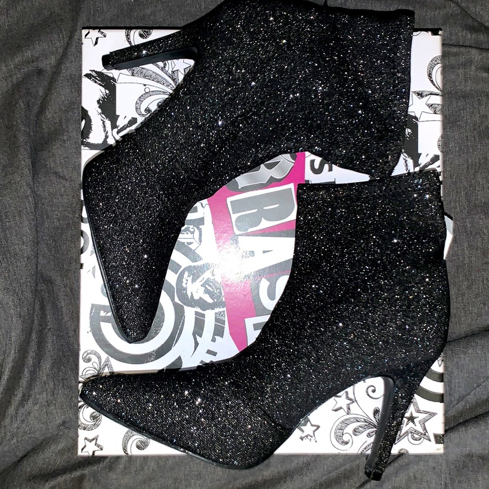 Womans size 5 booties
